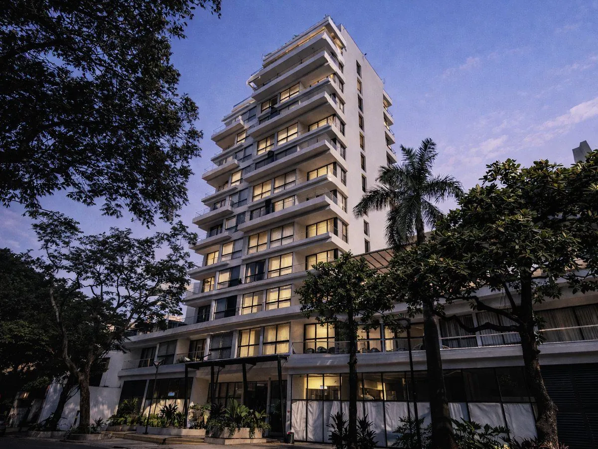 Riomaggiore, torre residencial en Cali, fachada al anochecer